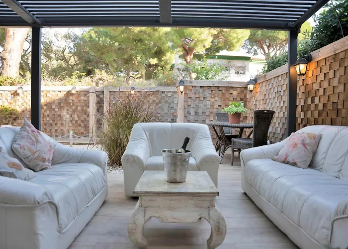 Bonita En Esquina *
